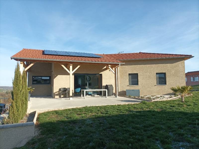 Pose de panneaux solaires photovoltaïques avec autoconsommation 3000W et pack batterie 5kWh à Villefranche sur Saône dans le Beaujolais